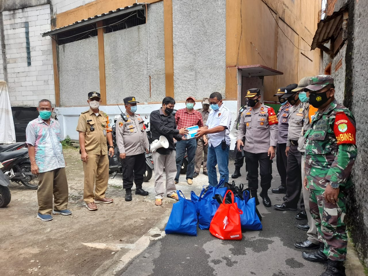 Diduga Pulang Beribadah, Lima Keluarga di Ciracas Positif Covid-19. (Foto: MNC Media)