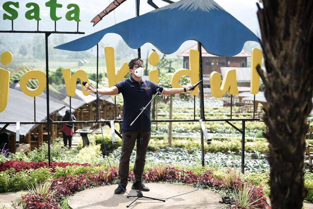 Makan di Kafe Sawah, Menparekraf Buktikan Adanya Nilai Jual Ekonomi dari Kearifan Lokal. (Foto : MNC Media)