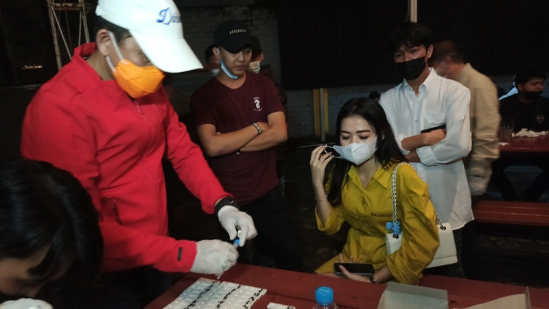 Nongkrong di Cafe, Empat Pengunjung Positif Terpapar Covid-19. (Foto: MNC Media)