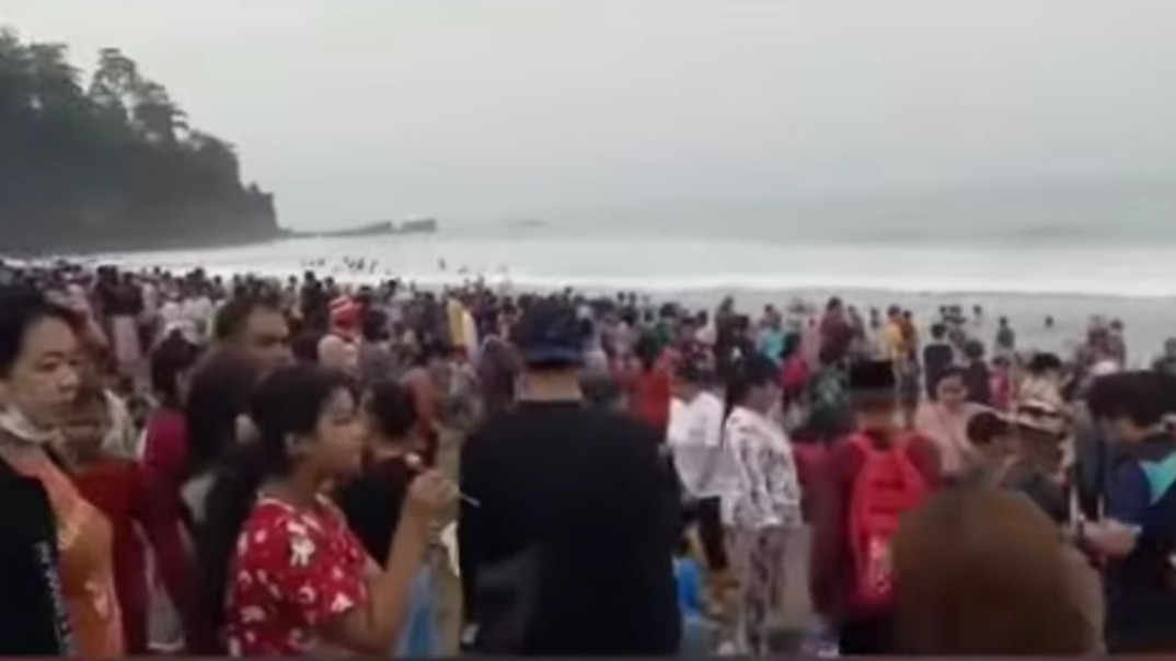 Pantai Karang Hawu, Pelabuhan Ratu, Kabupaten Sukabumi, Jawa Barat disesaki wisatawan. (Foto: Instagram)
