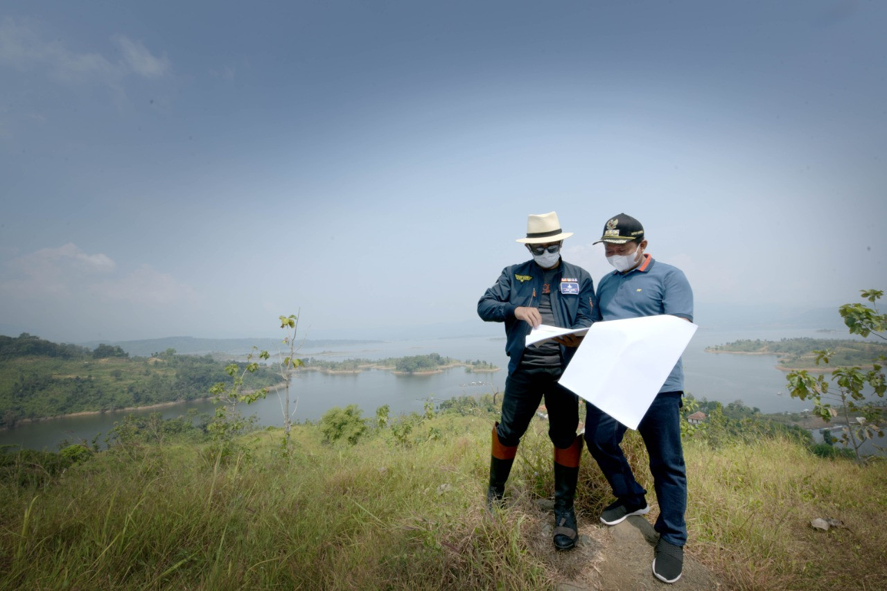 Gubernur Jawa Barat Ridwan Kamil meninjau lokasi yang akan menjadi landmark pariwisata kawasan Jatigede di Kabupaten Sumedang.  (Foto: Istimewa)