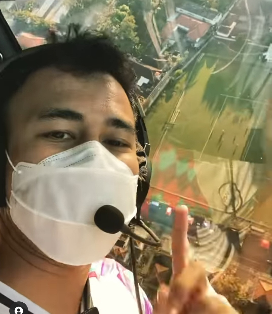 Aktor kondang Raffi Ahmad, pantau tim sepak bolanya Rans Cilegon FC menggunkan Helikopter.  (Foto: MNC Media)