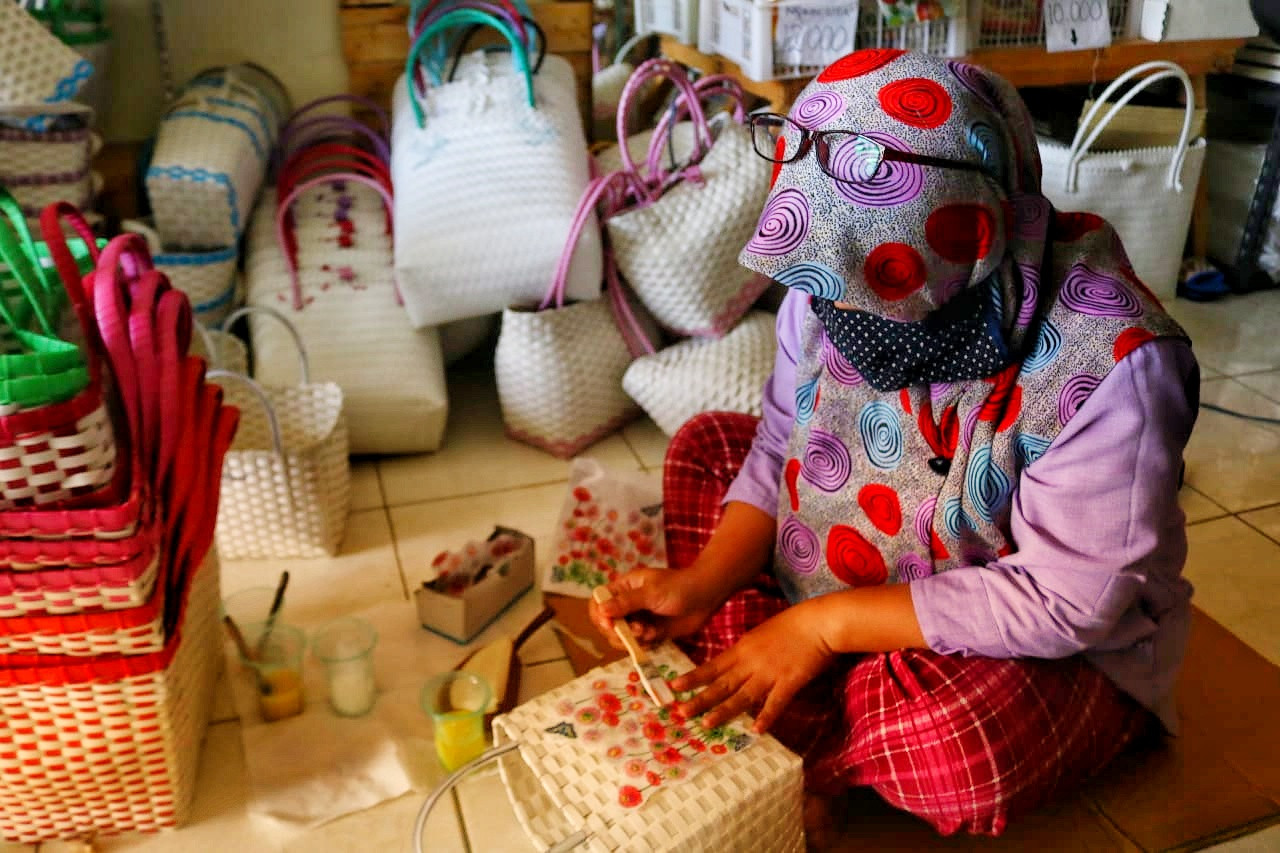 Kerajinan tas anyaman plastik dan pandan belakang saat ini tak banyak diminati orang. (Foto: Avirista)
