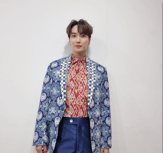 Warganet dihebohkan oleh postingan dua personel Super Junior, Yesung dan Leeteuk, yang mengenakan batik pemberian Ridwan Kamil.  (Foto: MNC Media)