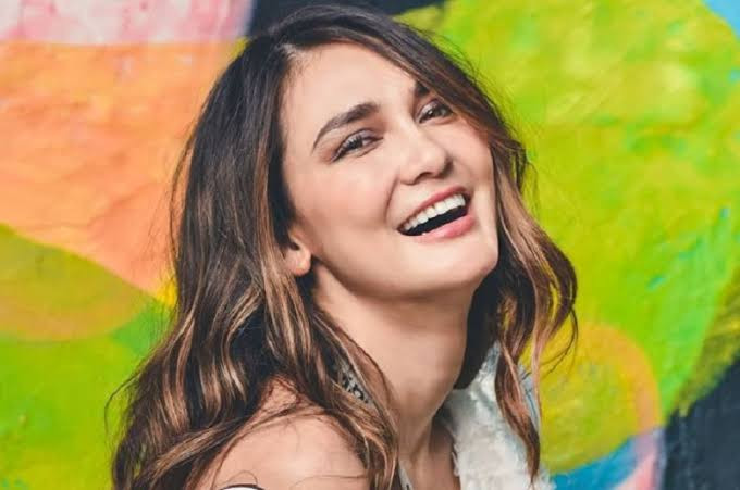 Luna Maya Pakai Jumpsuit Rp91 Juta, Netizen: Harganya Bisa Buat Beli Tanah (FOTO:MNC Media)