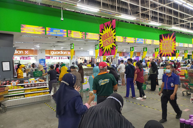 Pembeli Dibatasi, Giant Yasmin Bogor Diserbu Jelang Penutupan Juli 2021. (Foto: MNC Media)