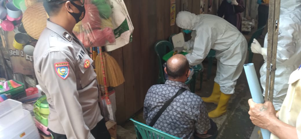 Dua Pedagang Pasar di Blora Positif Covid, 19 Rekannya Jalani Tes Swab. (Foto: MNC Media)