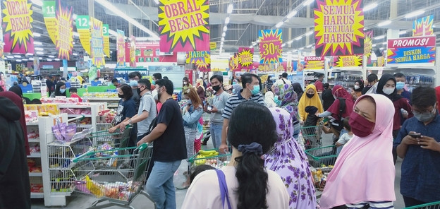 Warga Surabaya menyerbu Giant setelah mendapatkan kabar bahwa toko tersebut memberikan banyak diskon karena akan tutup.