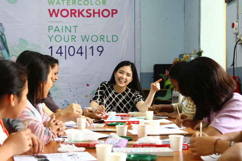 MotionBanking Segera Sapa Publik, Jessica Tanoesoedibjo Pasang Stiker Download Now. (Foto: MNC Media)