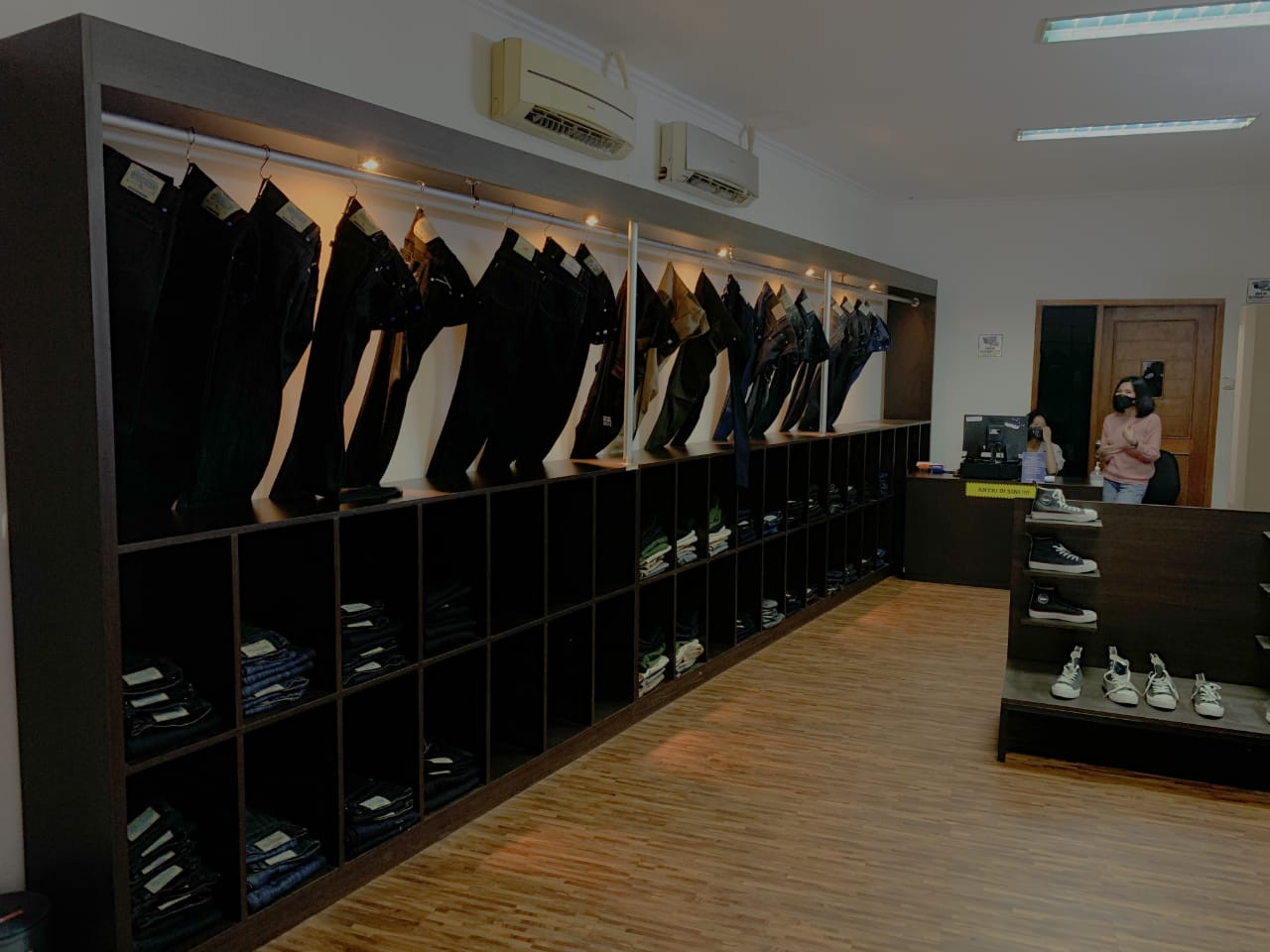 Lewat Fast Pants, cuma butuh waktu 30 menit saja untuk membuat sebuah celana denim dan chino.  (Foto: Agung Bakti)