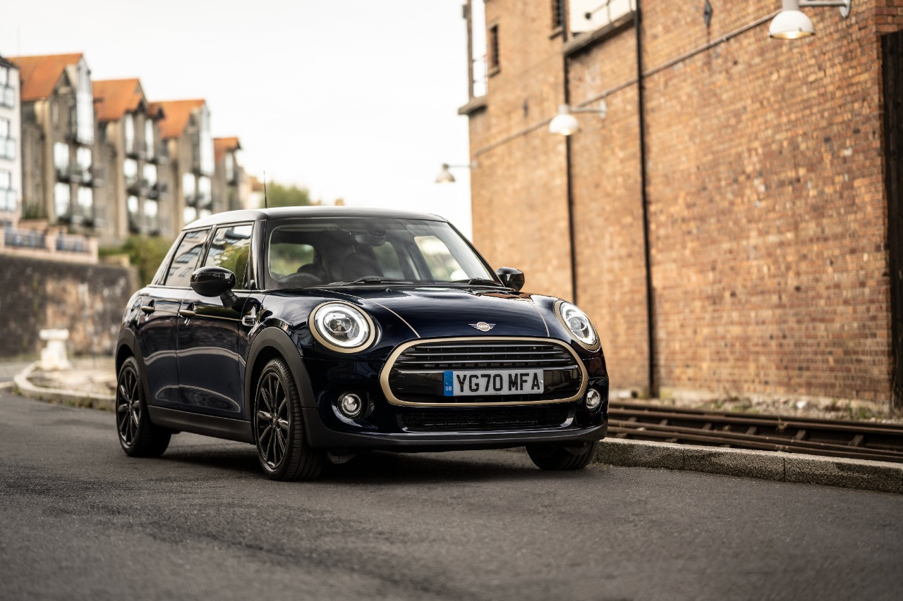 Cuma Ada 10 Unit di Indonesia, Ini Spesifikasi The New MINI Frozen Brass Edition. (Foto: MNC Media)