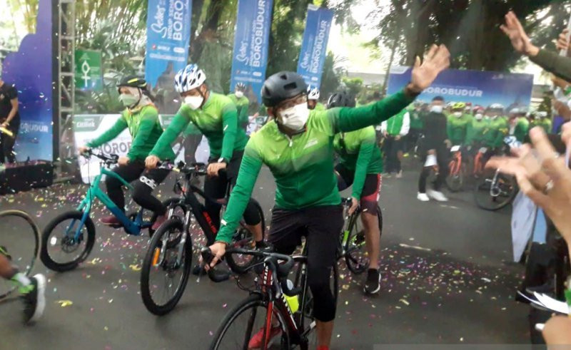 Menteri Pariwisata dan Ekonomi Kreatif Sandiaga Salahuddin Uno ikut serta dalam ajang gowes Hidup Sehat Series Borobudur. (Foto: Kemenparekraf)