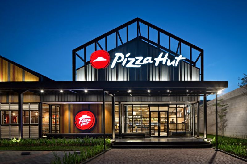 PT Sarimelati Kencana Tbk (PZZA) yang menjadi pengelola gerai Pizza Hut mencatatkan penurunan laba bersih pada kuartal I-2021. (Foto: MNC Media)