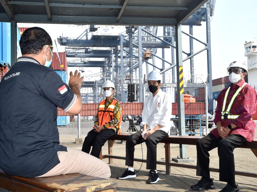 Presiden Jokowi berbincang dengan sejumlah sopir kontainer di perbatasan Dermaga Jakarta International Container Terminal  dan Terminal Peti. (Foto:  MNC Media)