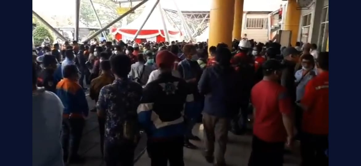 Kerumuman  terjadi setelah Presiden Joko Widodo  meninjau vaksinasi massal untuk 1.500 orang di lokasi tersebut.
