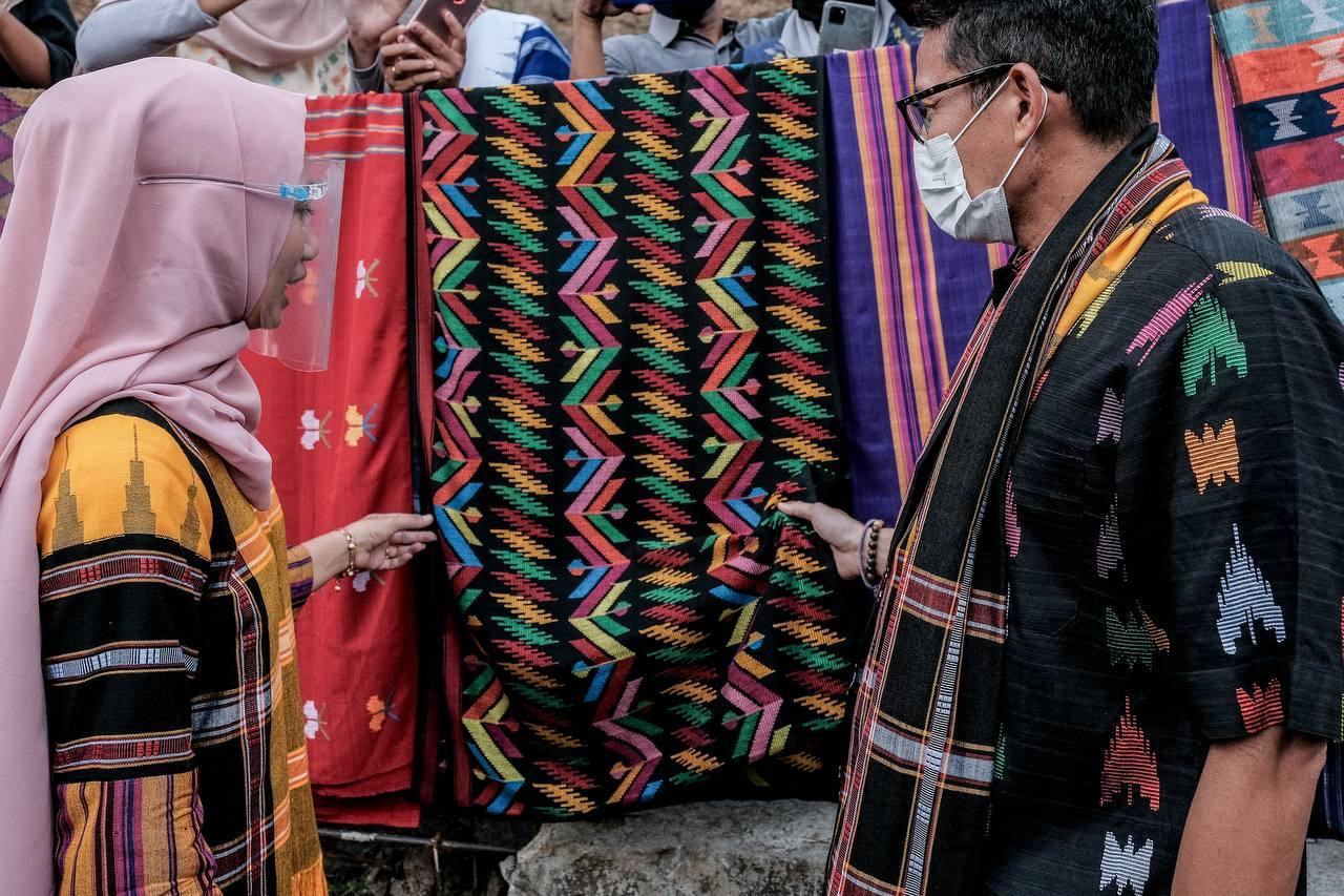 Sandiaga Uno targetkan produk tenun Bima bisa diekspor. (Foto: MNC Media)