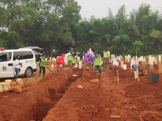 Empat Bulan Belum Dibayar, Penggali Kubur Khusus Covid-19 Ngeluh (FOTO:MNC Media)
