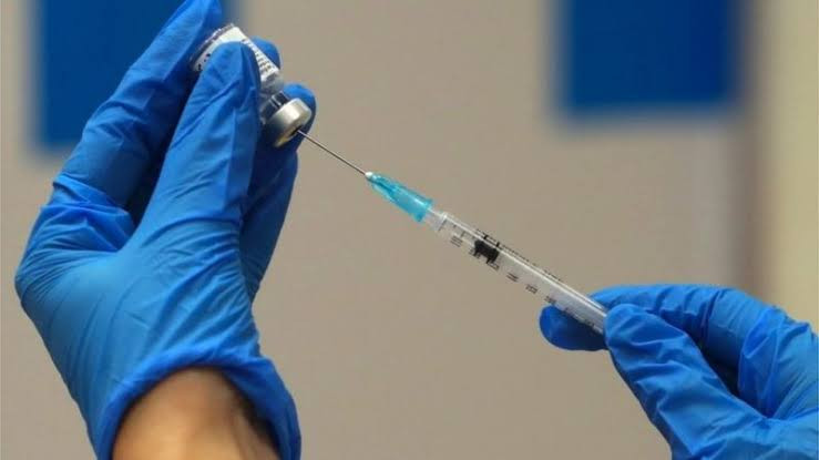 Ribuan warga Kota Manado melewati jadwal vaksinasi kedua . (Foto: MNC Media)
