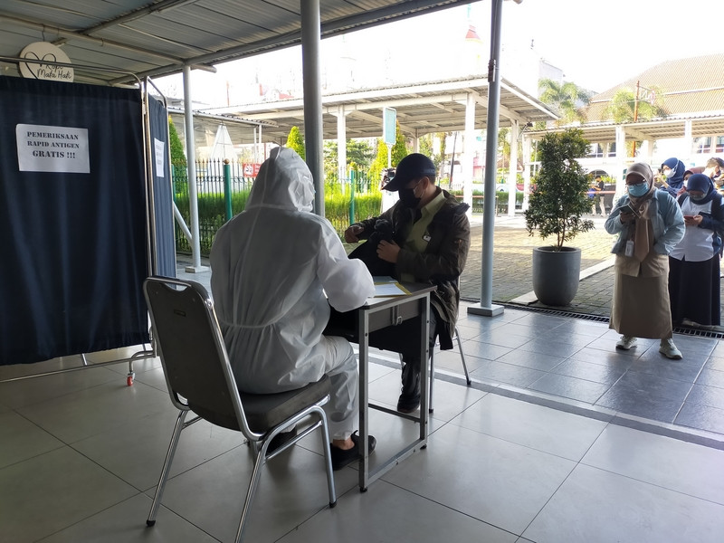 Satu penumpang KRL Commuter Line di Stasiun Bogor positif covid-19 hasil tes rapid antigen.  (Foto: MNC Media)