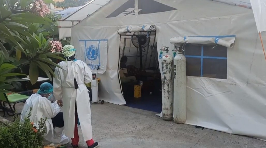 Rumah Sakit Umum Daerah (RSUD) Kramat Jati mendirikan tenda darurat di halaman parkiran agar para pasien segera mendapat pertolongan medis.  (Foto: Oktorizki)