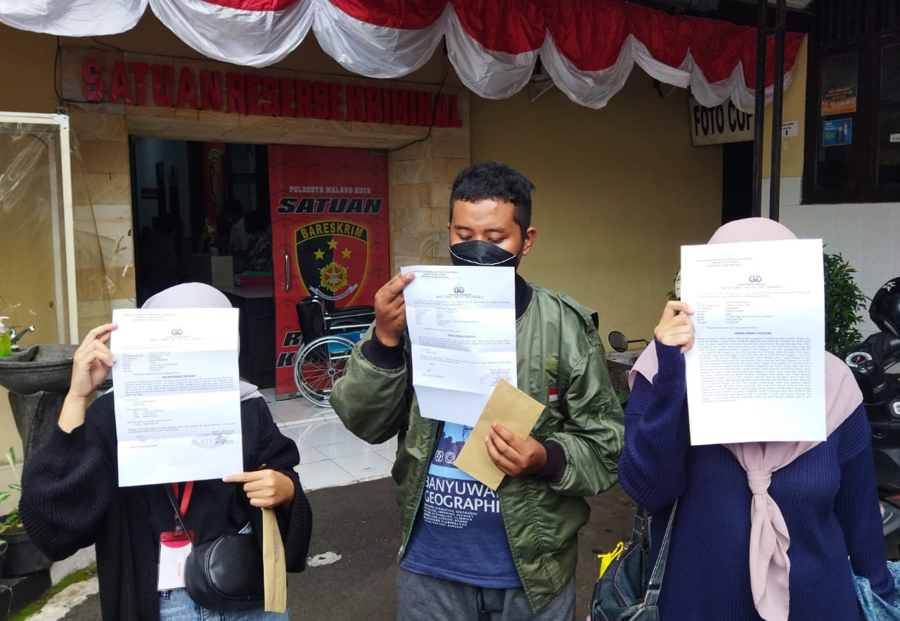 Tiga korban melaporkan penipuan arisan onlie ke Polresta Malang. (Foto: Avirista)
