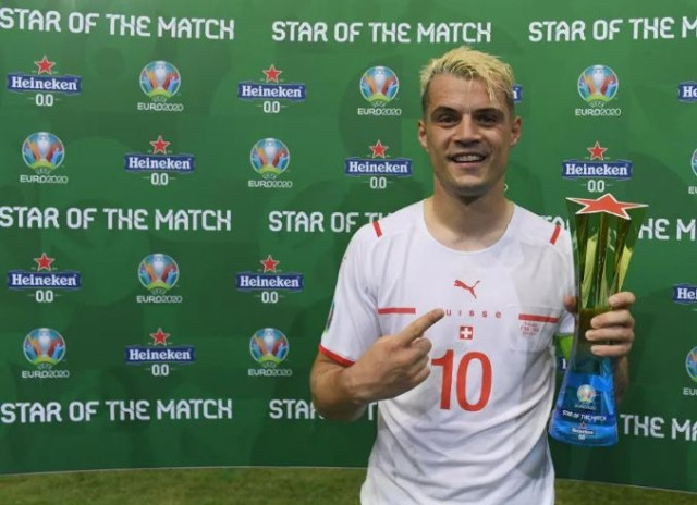 Granit Xhaka tertangkap basah meminum Coca Cola sebelum adu penalti dengan Perancis. (Foto: MNC Media)