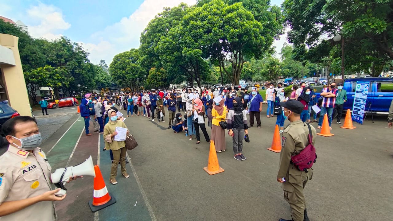 Kerumunan  diakibatkan banyaknya masyarakat yang belum mendaftar, sehingga tidak mengetahui secara pasti kapan dan lokasi vaksinasi.  (Foto: MNC Media)