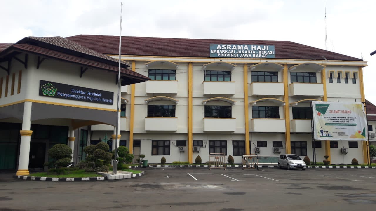 Rumah Sakit Penuh, Pemkot Bekasi Pakai Asrama Haji untuk Isolasi Pasien Covid (FOTO: MNC Media)