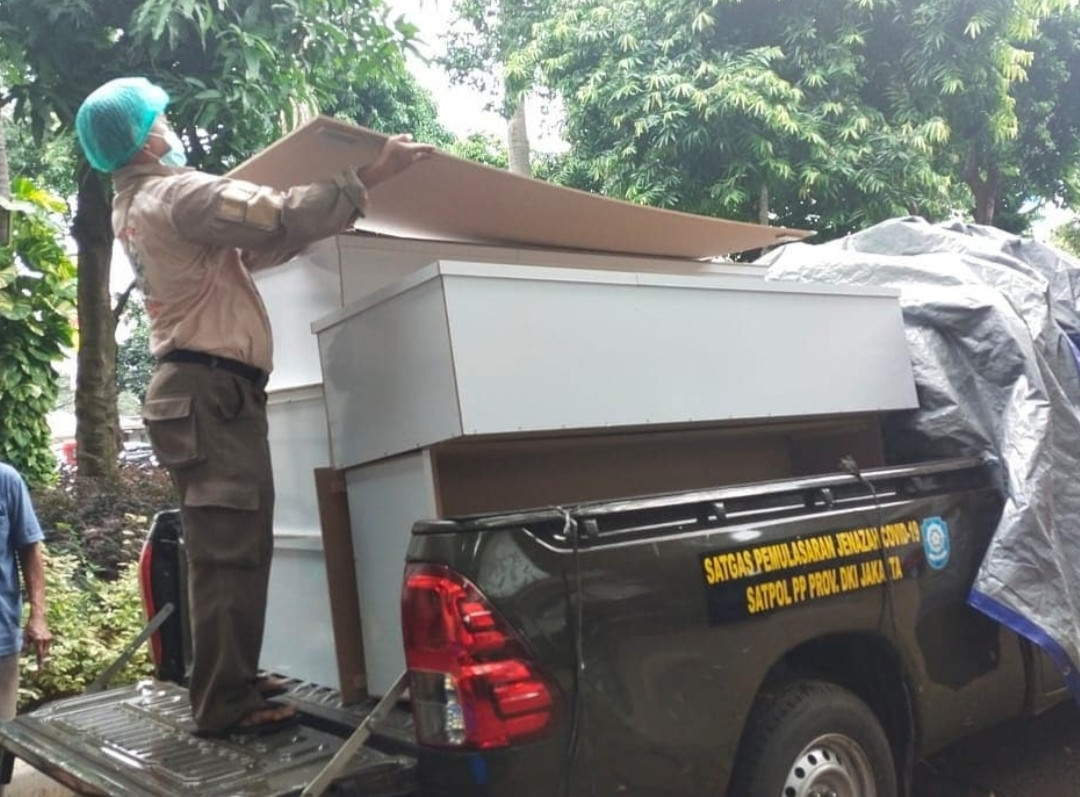 Satuan Polisi Pamong Praja DKI Jakarta menyiagakan 1 Unit mobil untuk membatu operasional tim pemulasaran jenazah. (Foto: MNC Media)