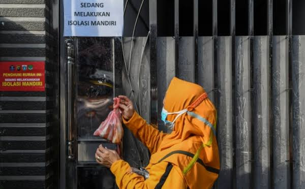 Masyarakat membagikan bantuan kepada keluarga yang tengah Isolasi Mandiri (Ilustrasi)