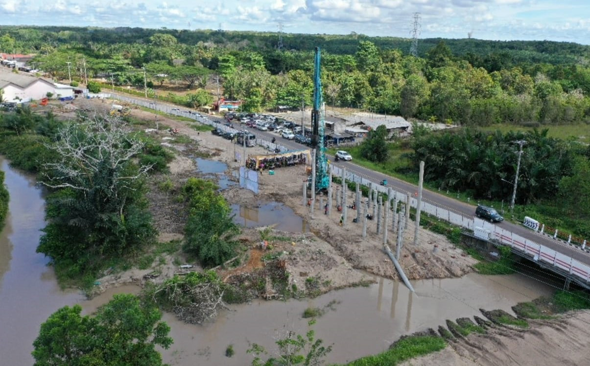 Kementerian Pekerjaan Umum dan Perumahan Rakyat (PUPR) membangun Jembatan Nibung yang rusak akibat diterjang banjir di Bangka Tengah.  (Foto: MNC Media)