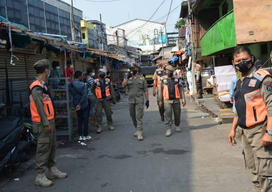 Nekat Jualan saat PPKM Darurat, Satpol PP DKI Tutup Kios Sekitar Blok G Pasar Tanah Abang (Dok.MNC Media)
