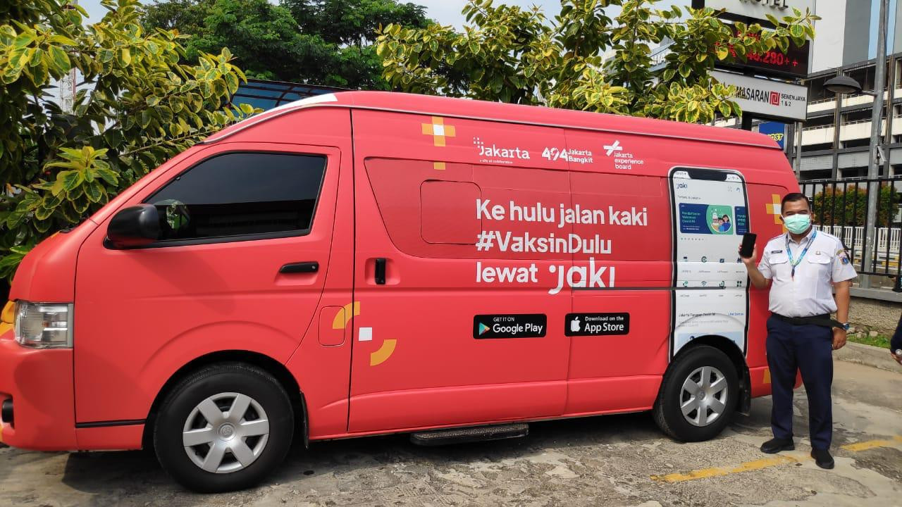 Anies Baswedan menyebut mobil keliling mengejar target 8,8 juta warga divaksin dan mencapai herd immunity pada Agustus 2021 mendatang.  (Foto: MNC Media)