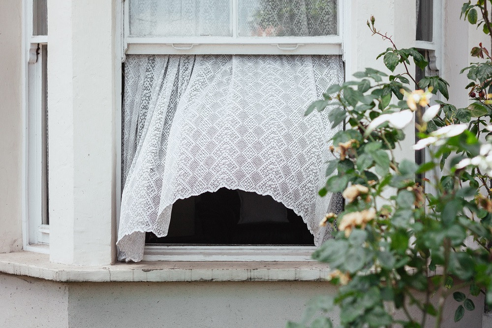 Buka jendela setiap pagi agar sirkulasi udara bisa keluar masuk (Photo by Alistair MacRobert on Unsplash)