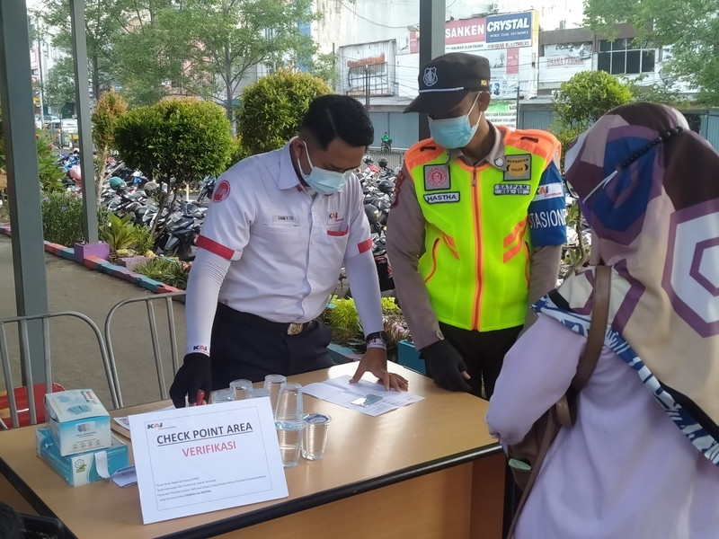 Hanya bermodal Kartu ID Karyawan, Penumpang di Tangerang Dilarang Naik KRL. (Foto: MNC Media)