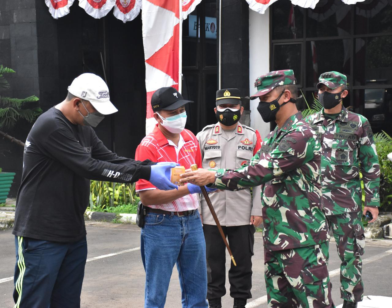 Kodam Jaya Distribusikan Paket Obat Covid-19 Gratis untuk Masyarakat di Cipayung. (Foto: MNC Media)