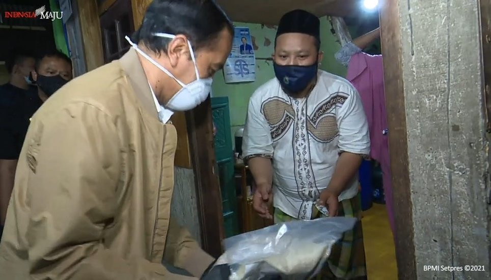 Jokowi Bagi-bagi Bantuan, Pengamat Sebut Jadi Contoh Buat Aparat di Bawah. (Foto: MNC Media)
