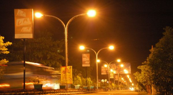 Pemerintah Kota Administrasi Jakarta Selatan mewacanakan opsi mematikan lampu penerangan jalan umum (PJU) pada malam hari.  (Foto: MNC Media)
