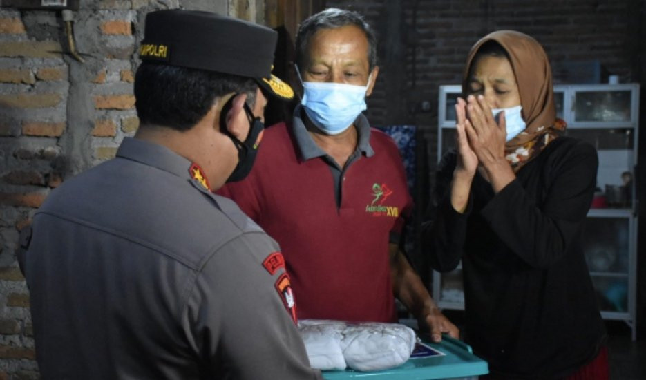 Susul Jokowi, Giliran Kapolri Blusukan Bagikan 1.000 Paket Sembako ke Warga. (Foto: MNC Media)