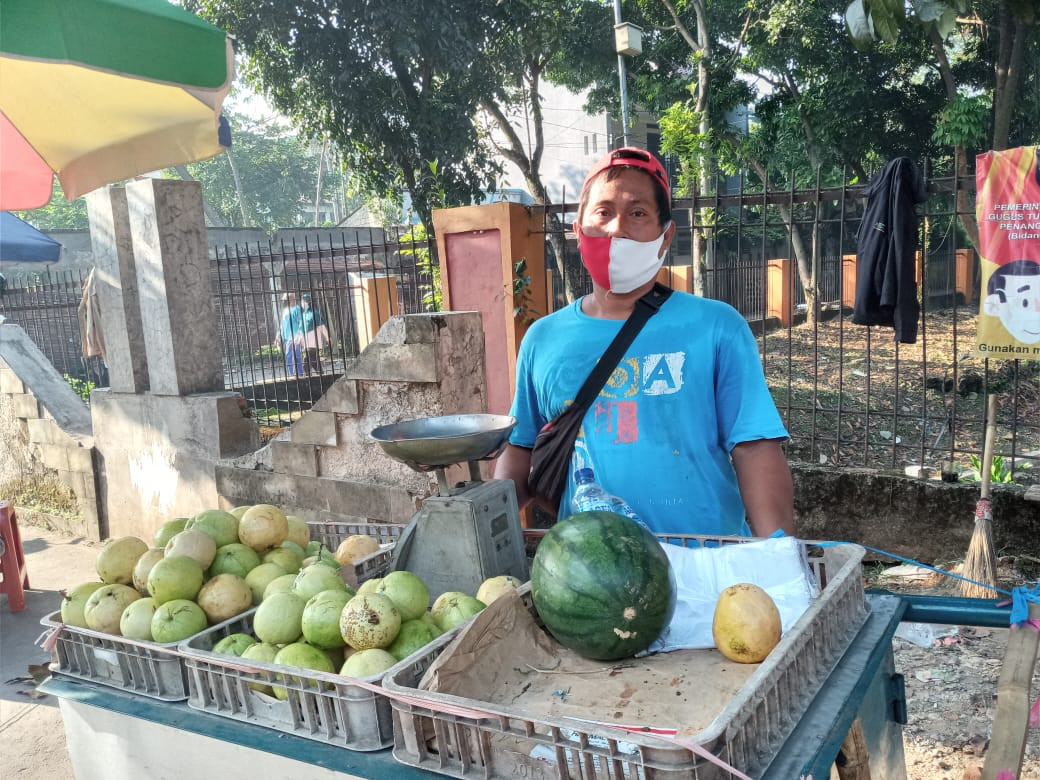 Cerita Pedagang Kecil Saat PPKM Darurat: Sepi, Keuntungan hanya Bisa Beli Beras Seliter (FOTO: MNC Media)