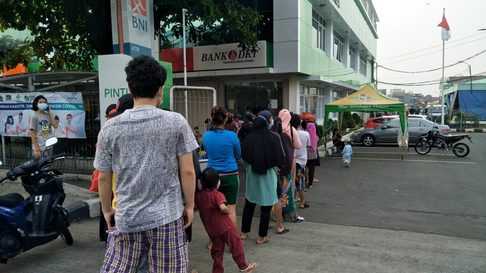 Pencairan bansos membuat sejumlah anjungan tunai mandiri (ATM) Bank DKI dipadati warga. (Foto: Oktorizki)