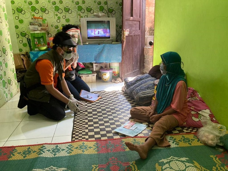 Penyaluran bansos dari pintu ke pintu di daerah.