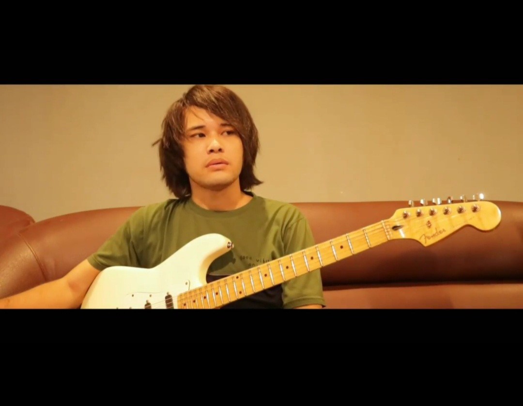 Anak Deddy Dores lelang gitar peninggalan ayahnya. (Foto: Instagram Calvin Dores)