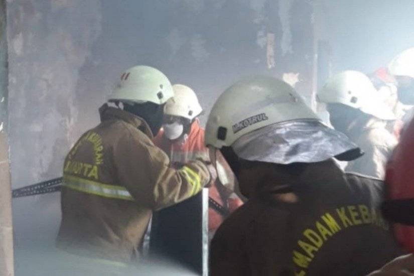 Api yang Melalap Pabrik Sandal di Penjaringan Hampir Padam, Damkar Tarik Sejumlah Armada. (Foto: MNC Media)