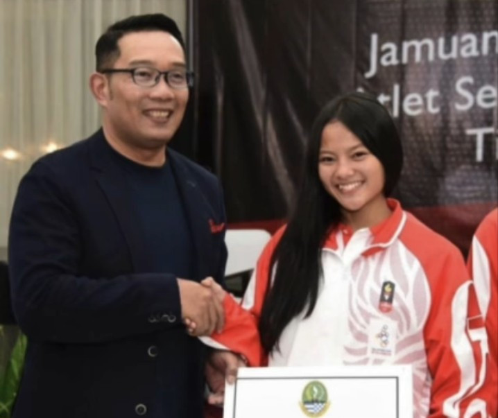 Lifter Puteri Asal Bandung Sabet Medali Pertama RI Olimpiade Tokyo 2020, Ridwan Kamil: Keren Pisan (Dok.IG: @ridwankamil/MNC Media)