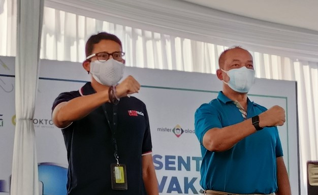 Menteri Pariwisata dan Ekonomi Kreatif RI Sandiaga Salahuddin Uno turun langsung meninjau Sentra Vaksinasi Covid-19 di MNC Studio. (Foto: MNC Media)