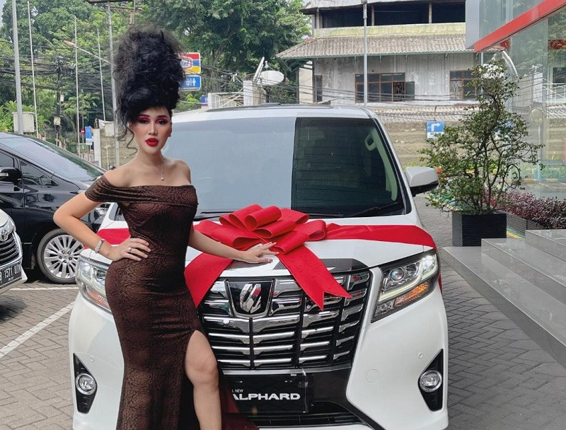 Lucinta Luna punya mobil mewah baru (Instagram/Lucinta Luna)