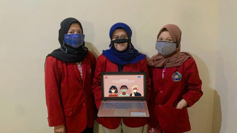 3 mahasiswa Universitas Muhammadiyah Malangmembuat masker anti Covid-19 transparan yang ramah akan kaum difabel