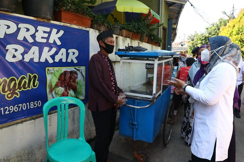 Menaker Ida Serahkan Bantuan TKM untuk Pedagang Kaki Lima di Jakarta