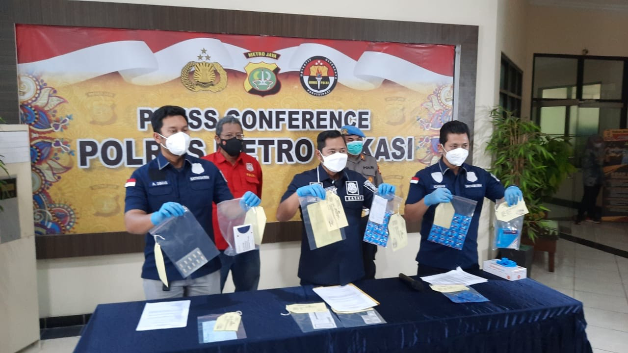 Jual Obat Terapi Covid Harga Tinggi, Empat Pegawai Apotek DitangkapÂ  (FOTO: MNC Media)